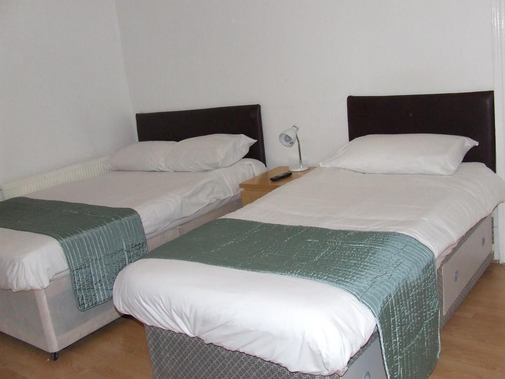 Cedars House Hotel Croydon Oda fotoğraf